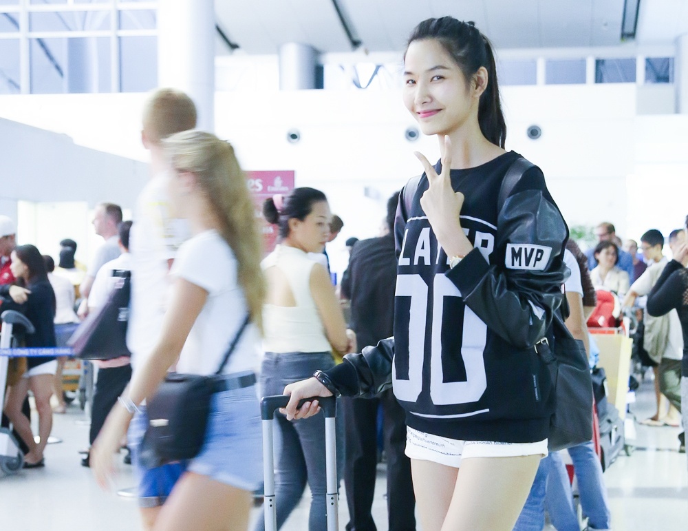 Hoang Thuy - Hong Que mat moc ra san bay di luu dien chau Au hinh anh