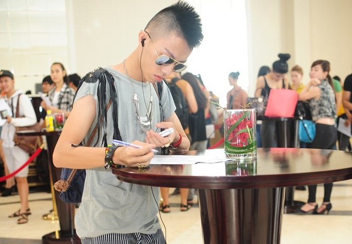 Thi sinh nam lun tu tin dang ky casting Next Top Model hinh anh