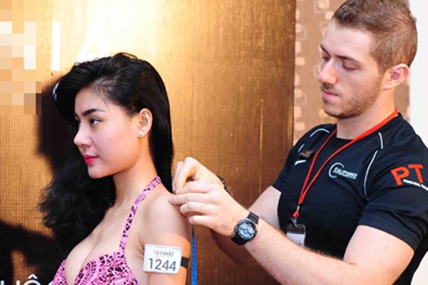 Thi sinh Next Top Model khoe the hinh o phong can do hinh anh