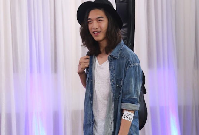 Tan Khang tro tai vua danh ghi ta vua hat hinh anh