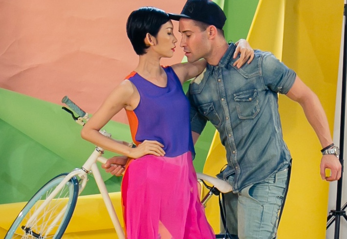 Giam khao Tay tinh tu cung Xuan Lan khi lam mau hinh anh