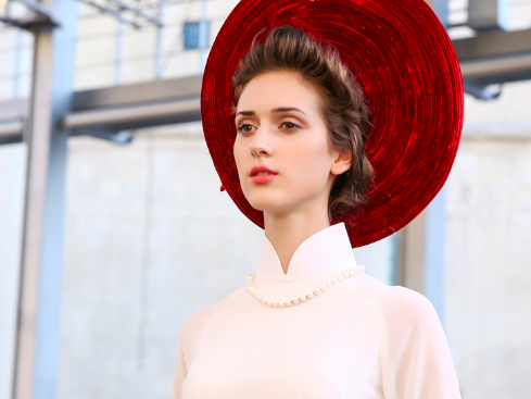 Mau Tay dien ao dai Viet duyen dang tren san dien quoc te hinh anh