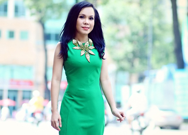 Viet Huong dien vay toi gian dao pho cuoi tuan hinh anh