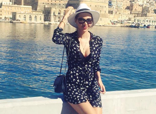 Minh Trieu khoe duong cong goi cam khi dao pho chau Au hinh anh