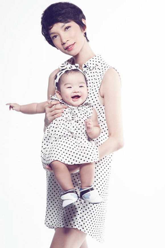 Sau khi vượt cạn, cựu siêu mẫu hân hoan chia vui với mọi người trên trang cá nhân.