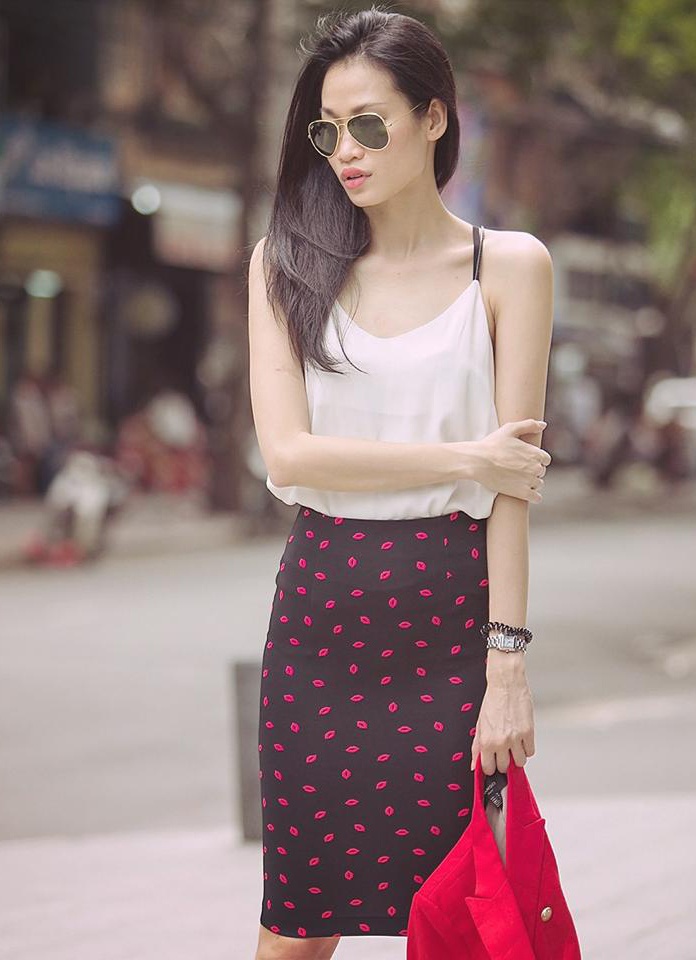 Cựu người mẫu Thanh Trúc diện áo dây cùng chân váy bút chì khi thả bộ trên phố Sài thành.