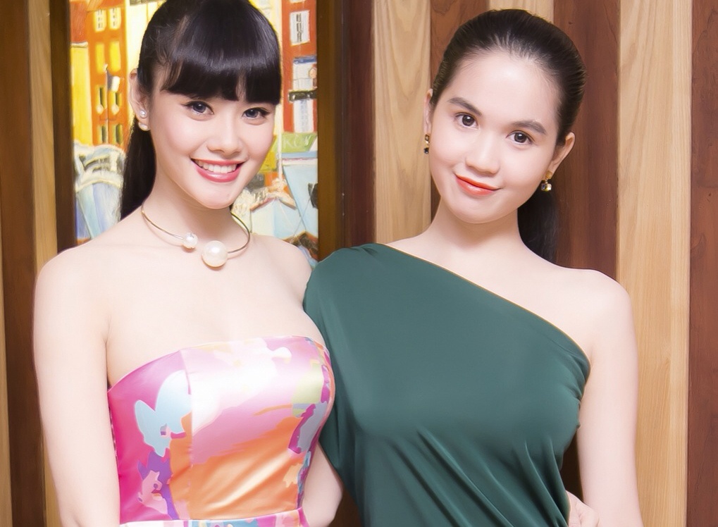 Ngoc Trinh vai tran goi cam di tiec hinh anh