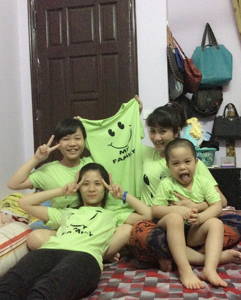 Ba mẹ con Nguyệt Hằng quây quần bên nhau lúc bố vắng nhà.