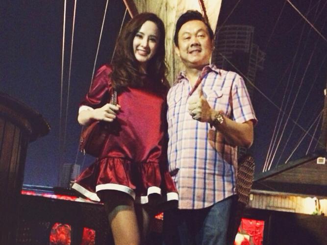 Angela Phuong Trinh mac vay ngan cun di an toi cung Chi Tai hinh anh