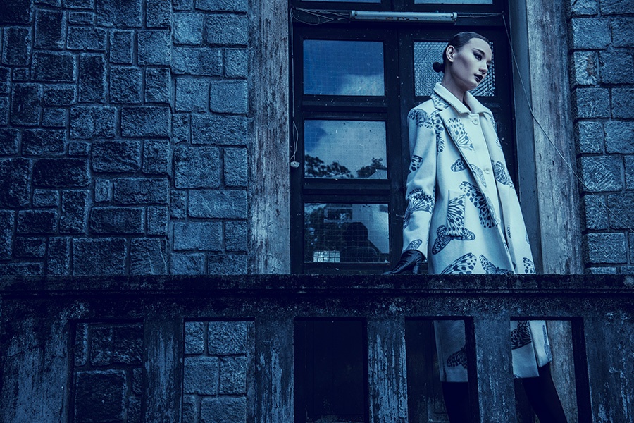 Le Thuy sac lanh voi trang phuc den trang cua Do Manh Cuong hinh anh