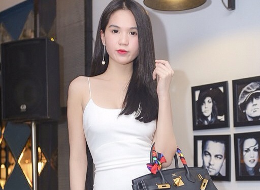 Ngoc Trinh khoe tui hang hieu gia 400 trieu khi du tiec hinh anh