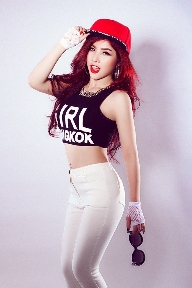 Thuý Khanh theo đuổi hình tượng DJ gợi cảm.