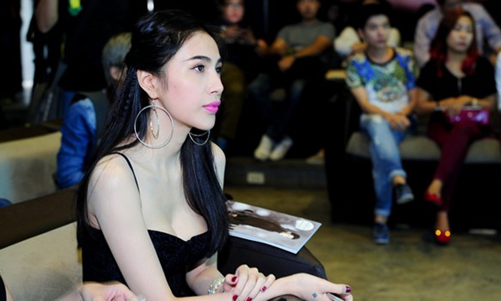 Thuy Tien dien bra-top dan dau top 10 sao dep tuan hinh anh