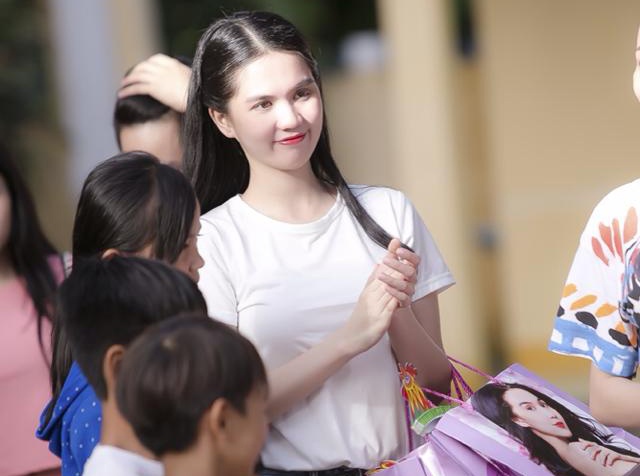 Ngoc Trinh chi 1 ty dong sam hang hieu trong 1 thang hinh anh