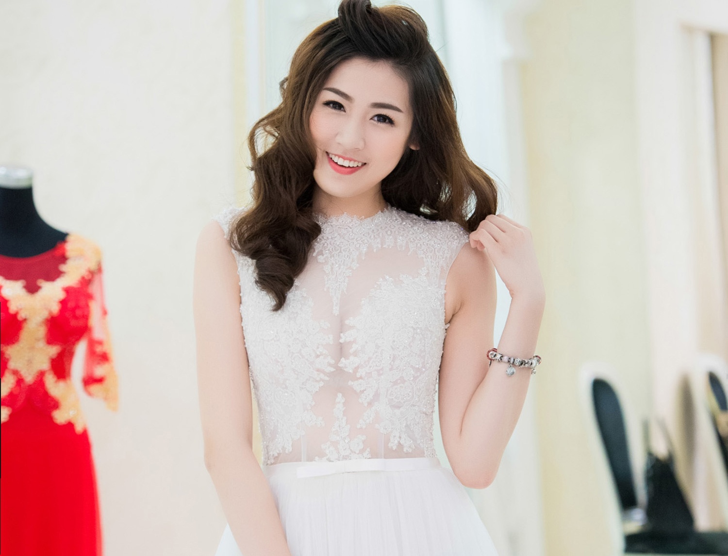 A hau Tu Anh duyen dang voi vay cuoi trong suot hinh anh