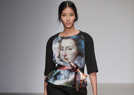 Hoang Thuy dat show o London Fashion Week hinh anh