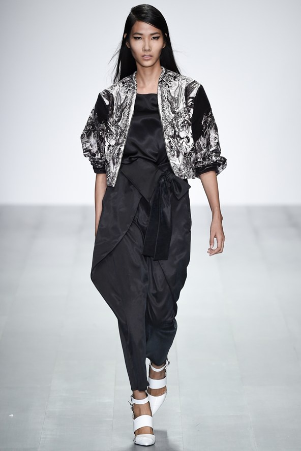 Hoàng Thuỳ trong một thiết kế của Jean Pierre Braganza. Với mái tóc dài đen đặc trưng châu Á cùng khuôn mặt lạnh lùng, cá tính. Hoàng Thuỳ không thua kém bất cứ người mẫu nào quốc tế nào khi sải những bước chân mạnh mẽ trên sàn diễn.