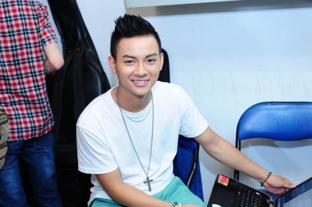 Khá giống với Khởi My, Hoài Lâm cũng được khán giả chú ý hơn từ khi trở thành quán quân Gương mặt thân quen, lối sống thật thà chất phác của người miền Tây cộng với sự giáo dục từ bố nuôi là danh hoài Hoài Linh đã giúp cho Hoài Lâm có những bước tiến vững chắc trong nghề.