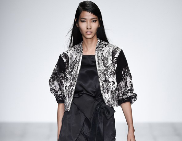 Hoang Thuy khong kem canh mau quoc te tren san dien London hinh anh