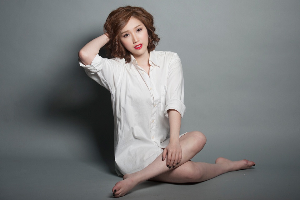 Bao Thy cuon hut voi thoi trang ao khong quan hinh anh