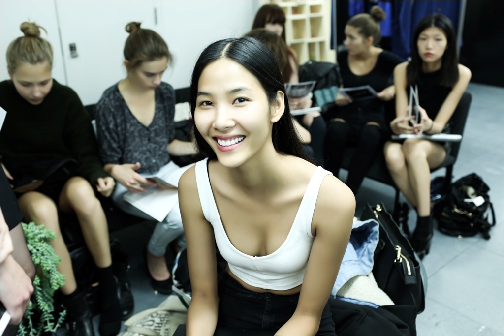 Hoang Thuy trung them show dien Tuan le thoi trang London hinh anh