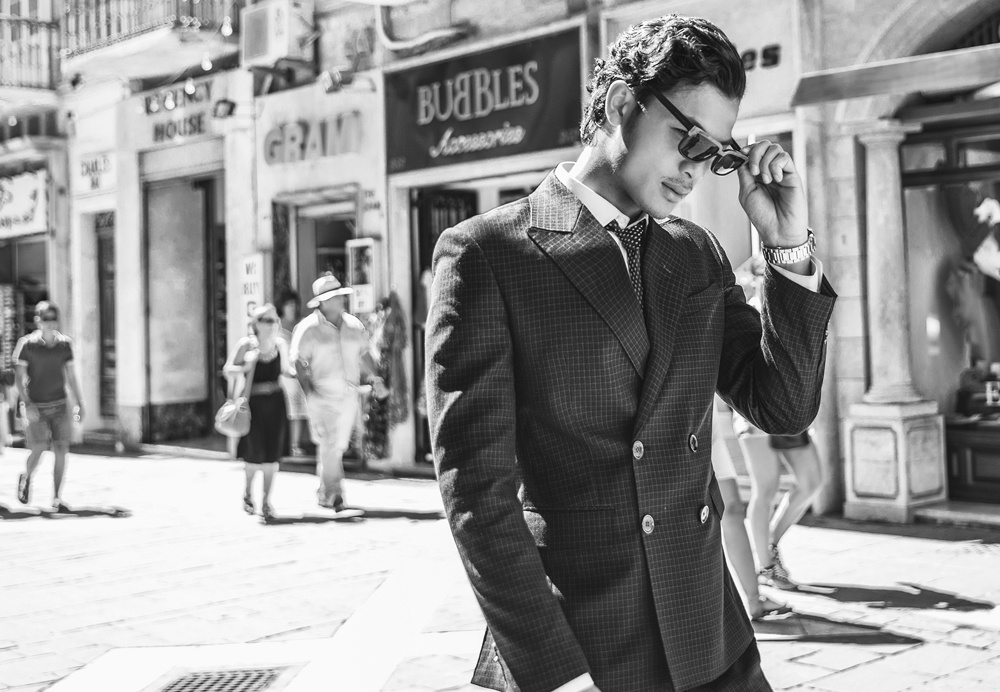 A quan Vu Tuan Viet khoe ve nam tinh tren duong pho Paris hinh anh