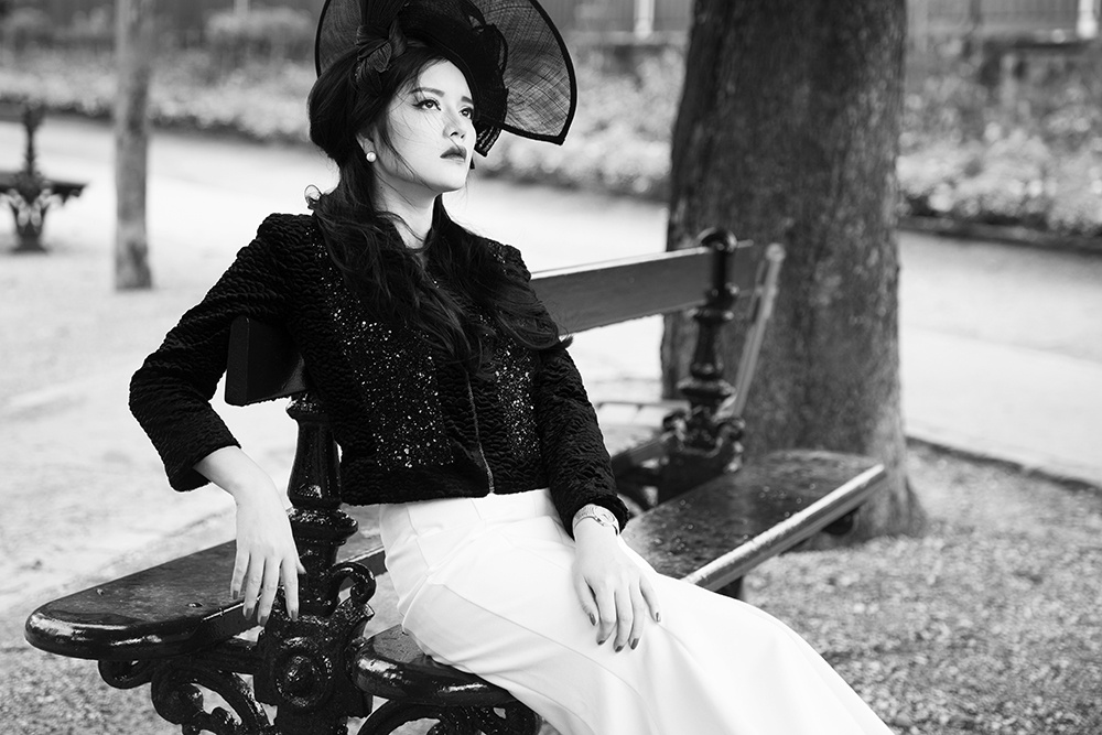 Ly Nha Ky dep mong manh, co dien tren duong pho Paris hinh anh