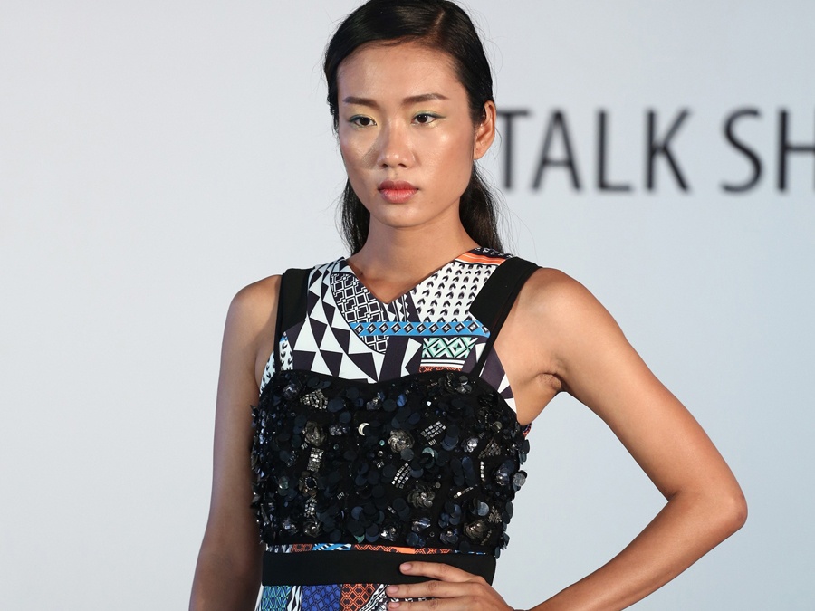 Nha Truc dien trang phuc pop art noi bat tai su kien hinh anh