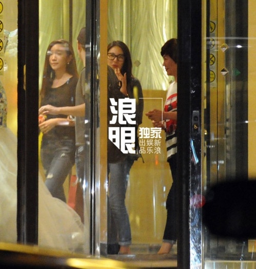 Trương Vũ Kỳ vẫn xuất hiện vui vẻ dù chồng vướng scandal mua dâm.