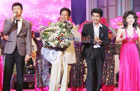 Bầu Hoàng Tiến (thứ hai từ phải sang). Ảnh: Mạnh Thắng.