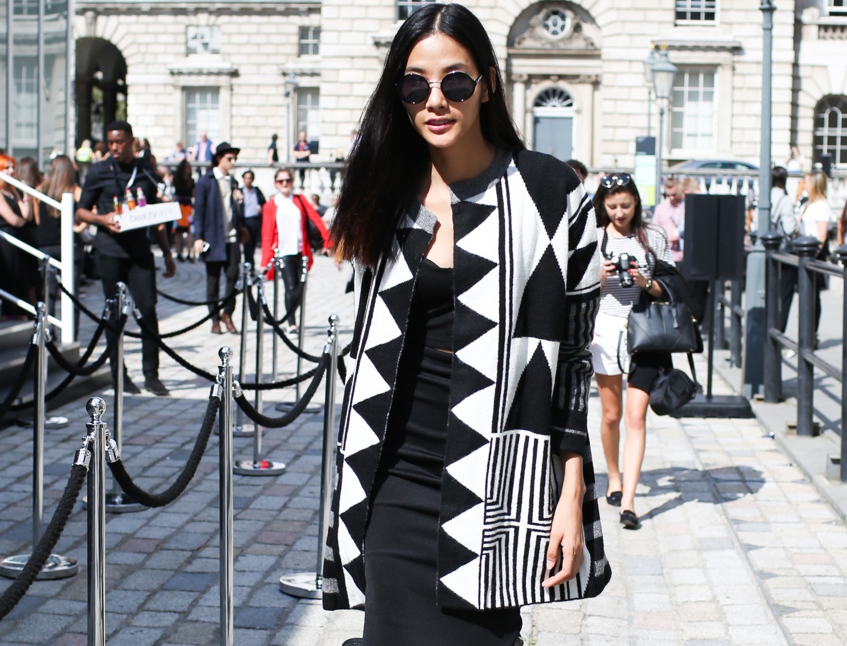 Street style sanh dieu cua Hoang Thuy tren duong pho London hinh anh