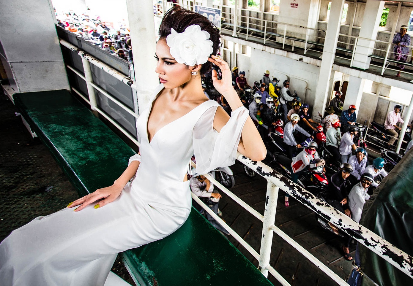 Le Quyen lam co dau goi cam tren chuyen pha chieu hinh anh