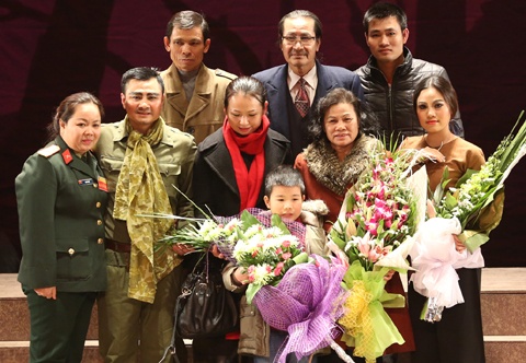 Tự Long hạnh phúc bên bố mẹ, người thân và con trai Teppi trong ngày nhận Huy chương vàng vai đại tướng Nguyễn Chí Thanh. Ảnh: Halulu.