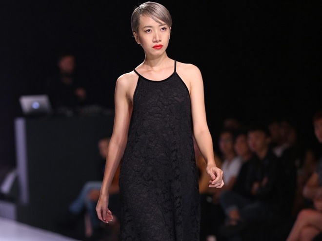 Chan dai Viet dien ao dai xuyen thau lo noi y khi catwalk hinh anh