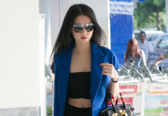 Ngoc Trinh khoe eo thon gay chu y o san bay hinh anh