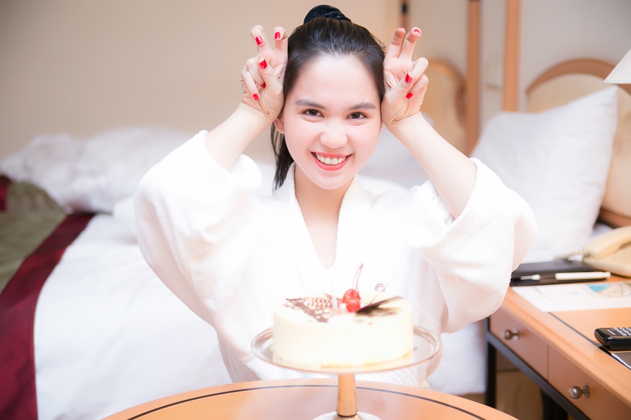 Ngoc Trinh mac ao ngu hon nhien don sinh nhat o khach san hinh anh