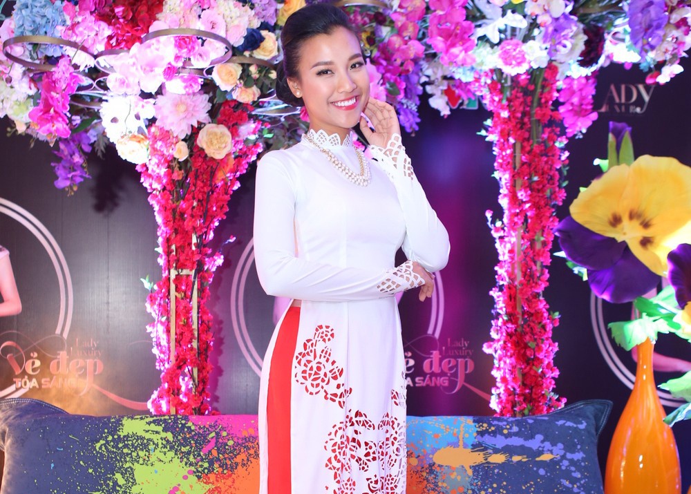 MC Hoang Oanh dien ao dai cat laser dung hang Anh Thu hinh anh