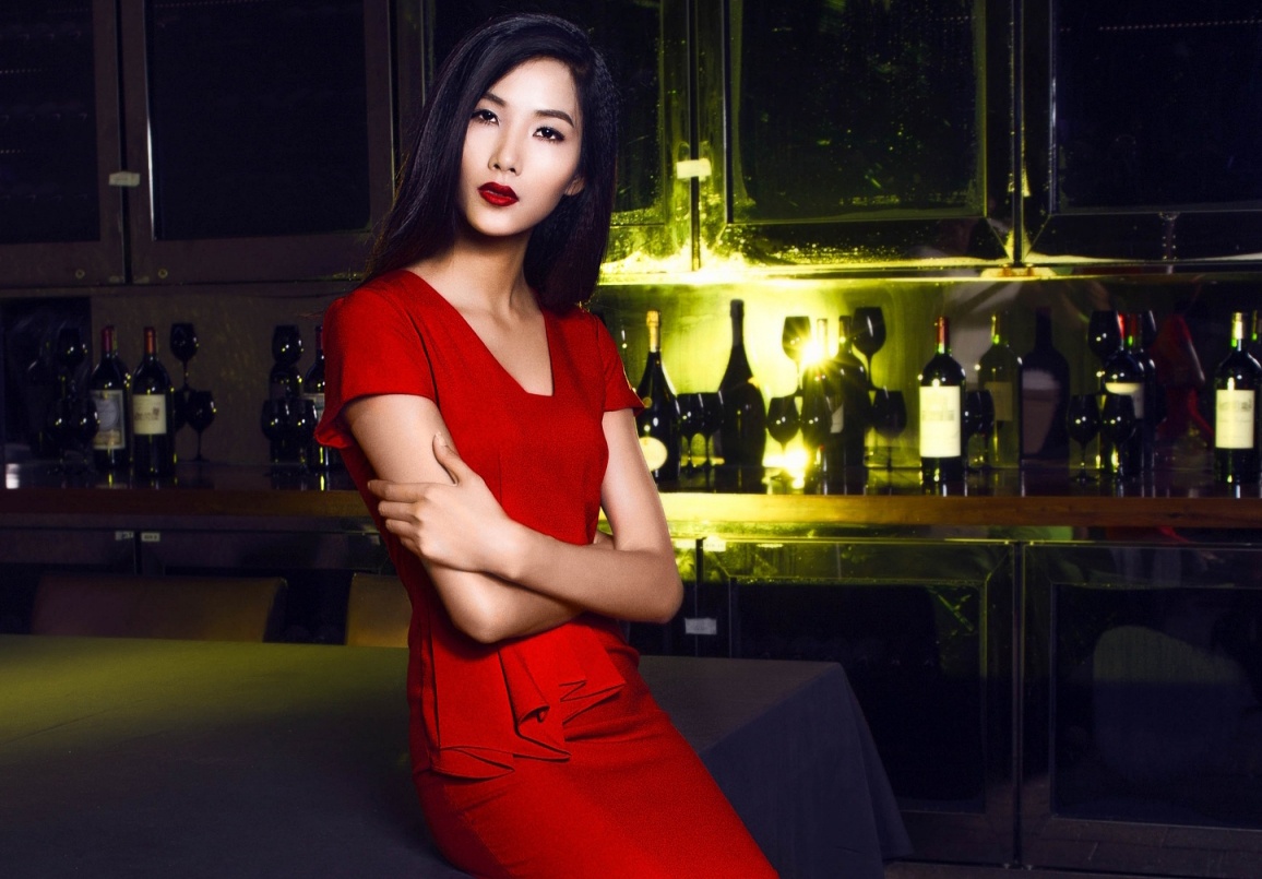 Hoang Thuy quyen ru voi sac den do co dien hinh anh