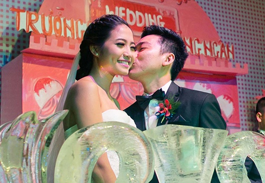 Chong doanh nhan hon dam duoi Ninh Hoang Ngan trong le cuoi hinh anh