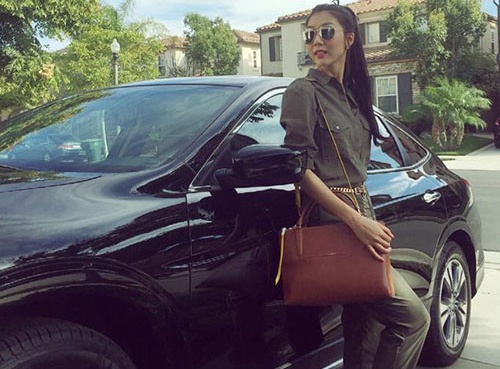 Ngoc Quyen khoe xe sang vua duoc chong tang hinh anh