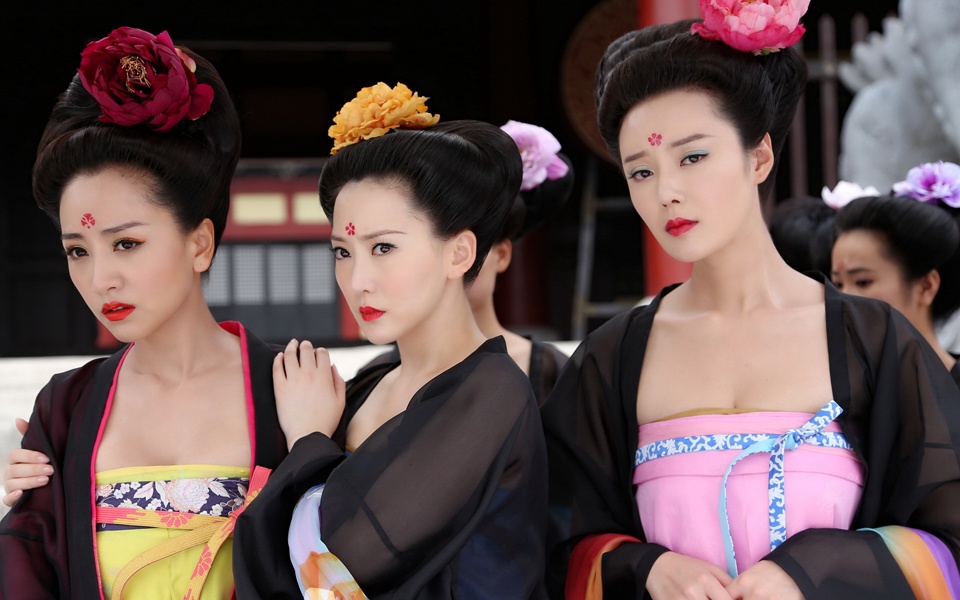 Bộ phim Chế tạo mỹ nhân của biên kịch Vu Chính hiện đang được phát sóng và gây chú ý với dàn mỹ nữ xinh đẹp, gợi cảm trong trang phục vô cùng trễ nải.