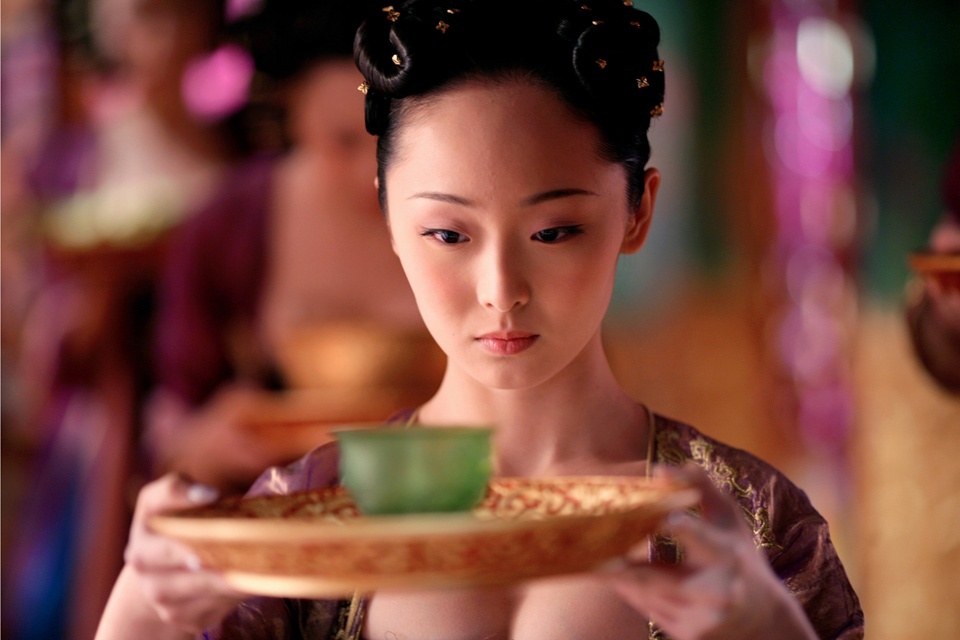 My nhan Hoa ngu chen ep vong mot trong xiem y co trang hinh anh