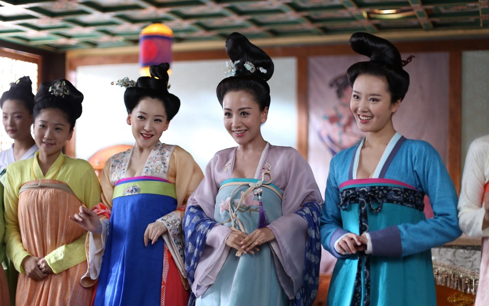 Xuyên suốt phim, Dương Dung và dàn diễn viên nữ thường xuyên được 