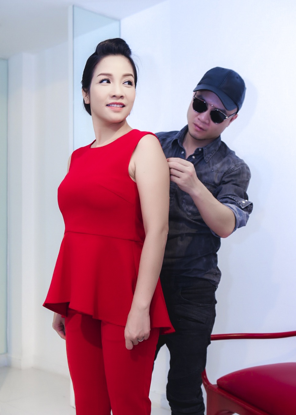 Trong buổi thử trang phục, Đỗ Mạnh Cường dành nhiều lời khuyên cho Mỹ Linh. Theo anh, Mỹ Linh nên chọn trang phục tối giản về đường nét và họa tiết, kiểu dáng đơn giản sẽ trông gọn gàng hơn. Tông trang điểm cũng nên chọn gam màu nền nã, nhấn nhá nhẹ nhàng và không dùng màu quá đậm gây cảm giác già dặn. 