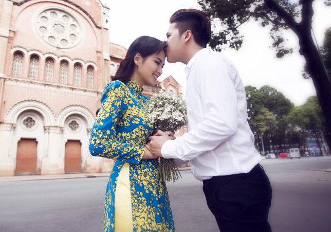 Diem Huong om hon ban trai trong anh cuoi hinh anh