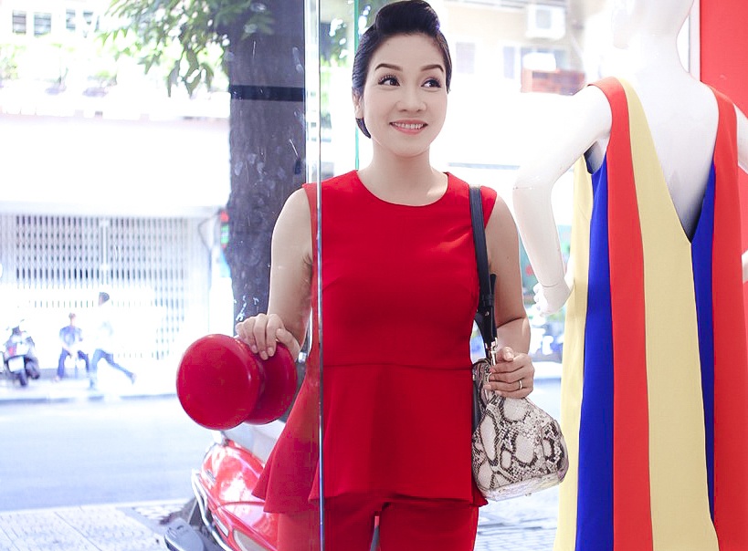 My Linh giau nhem vong eo banh mi voi ao peplum hinh anh