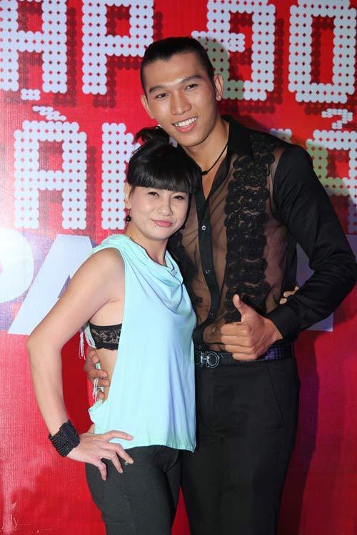 Cát Phượng không ngần ngại diện một dáng áo hở sườn táo bạo khi tham dự một sự kiện giải trí. thiết kế để lộ một phần nội y khiến người xem 