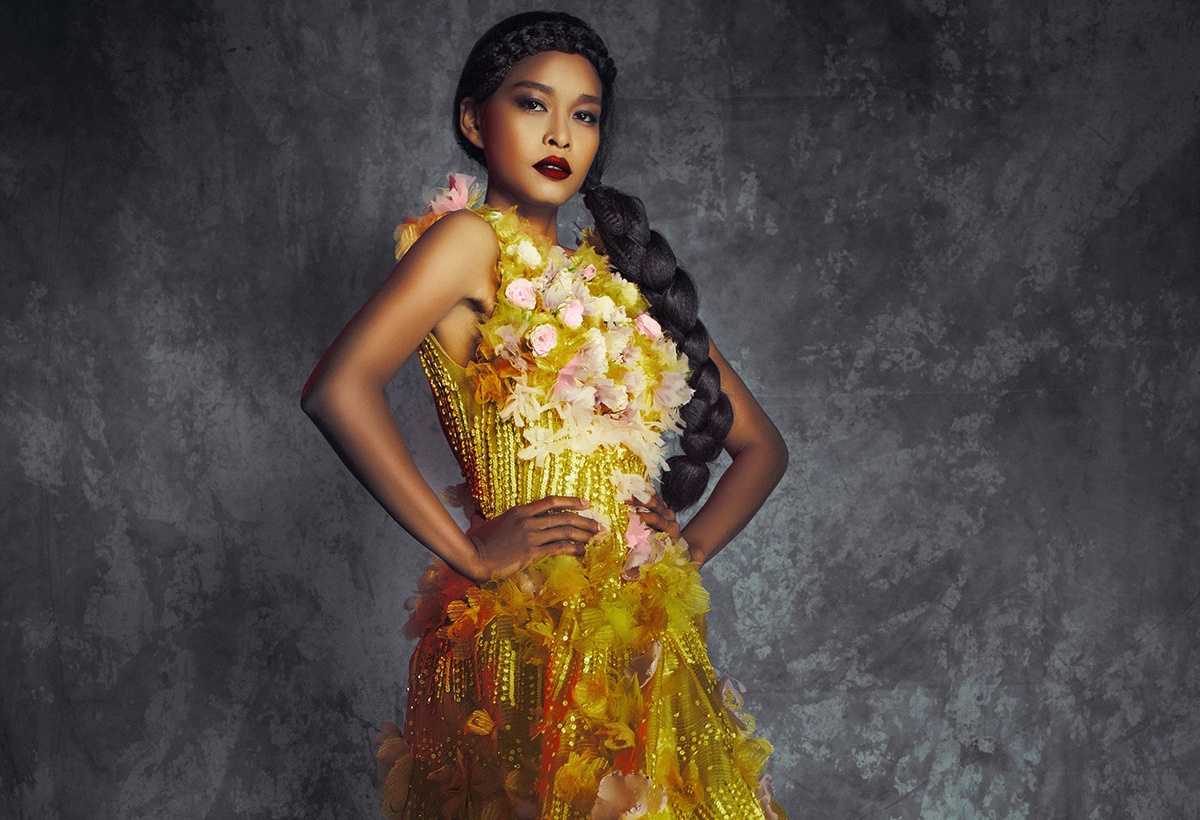 Lam Thu Hang dien vay ao sac tuong phan mau da hinh anh