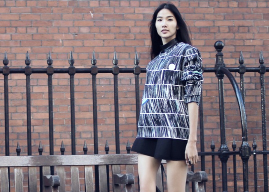 Hoang Thuy dien vay ngan khoe chan thon tren pho London hinh anh