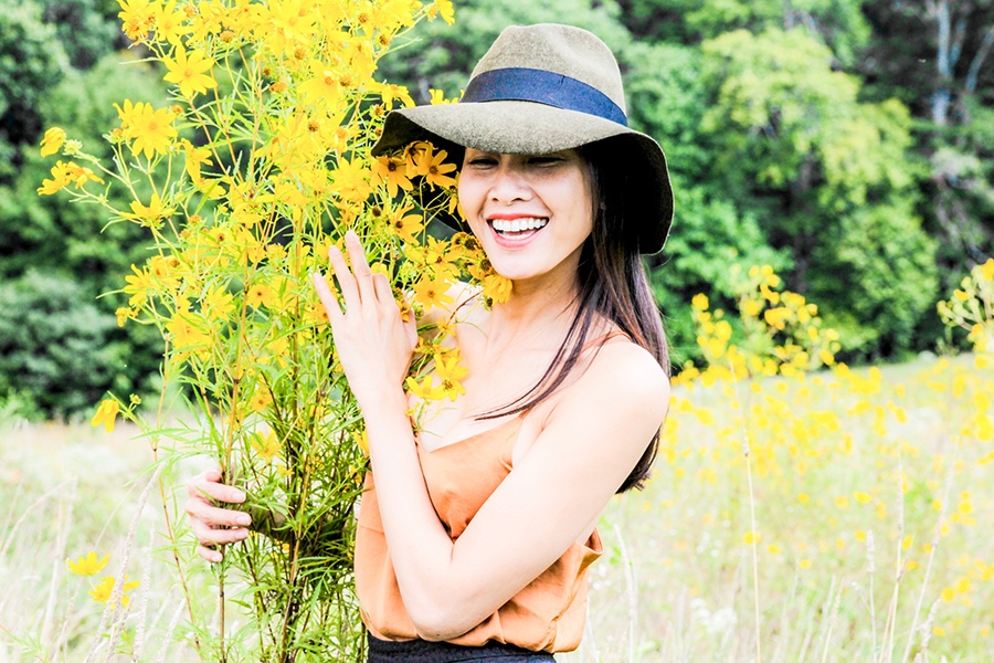 Ban gai Bang Kieu dien ao hai day phieu giua canh dong hoa hinh anh